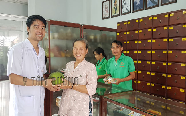 Bác Nguyễn Thị Ngọc Anh đến phòng khám tặng BS Trường trái bưởi nhà trồng